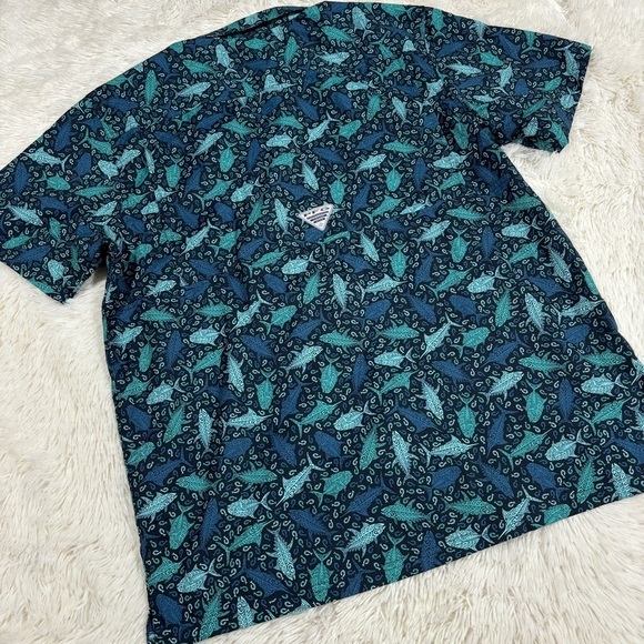 Columbia Mens Super Slack Tide Shirt | Collegiate Navy Tribal Fish Print large - Picture 10 of 12